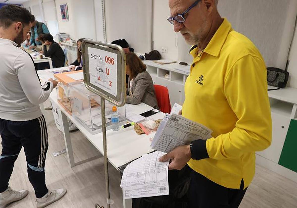 Los españoles acuden a votar el 28M