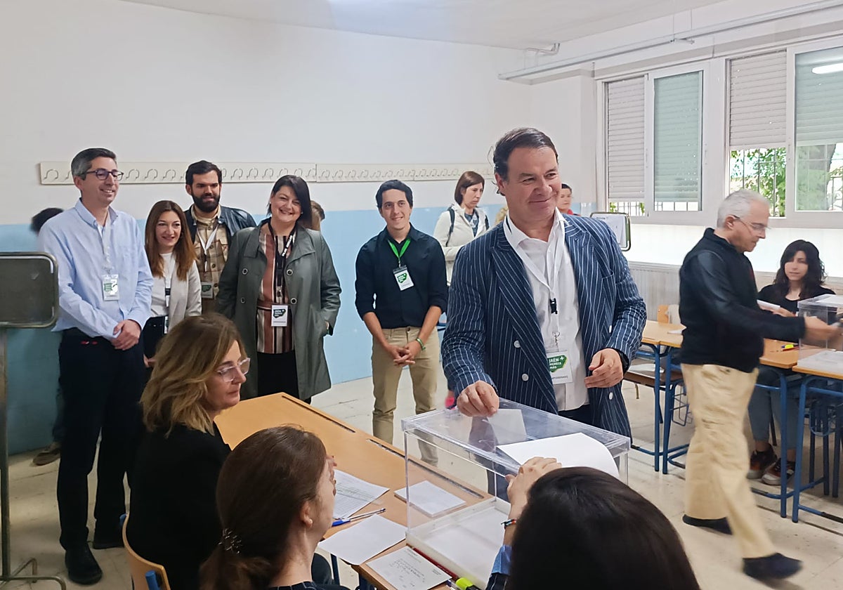 El candidato de JM+, Manuel Carlos Vallejo, ejerciendo su derecho al voto este domingo