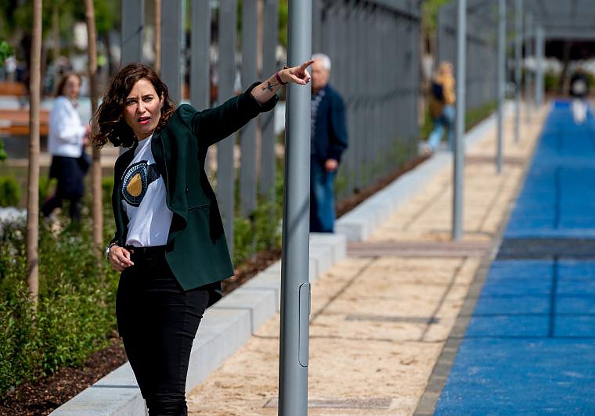 Isabel Diaz Ayuso, durante un paseo por el parque de Santander