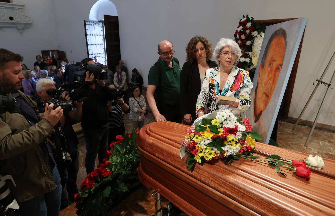 La capilla ardiente del escritor Antonio Gala, en imágenes