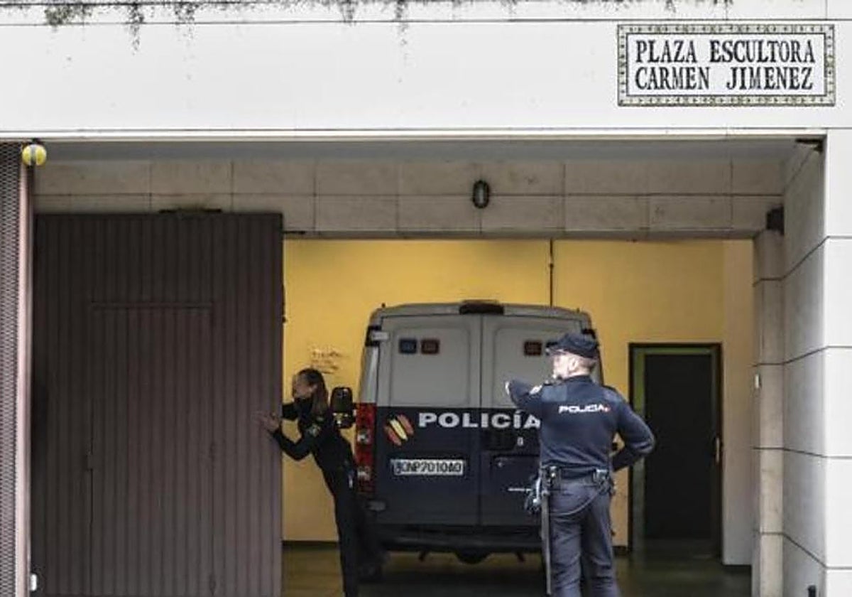 Un furgón de la Policía sale de los juzgados de Dos Hermanas en una imagen de archivo