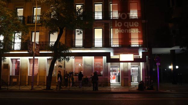 La sede de Ferraz, vacía en la noche del domingo