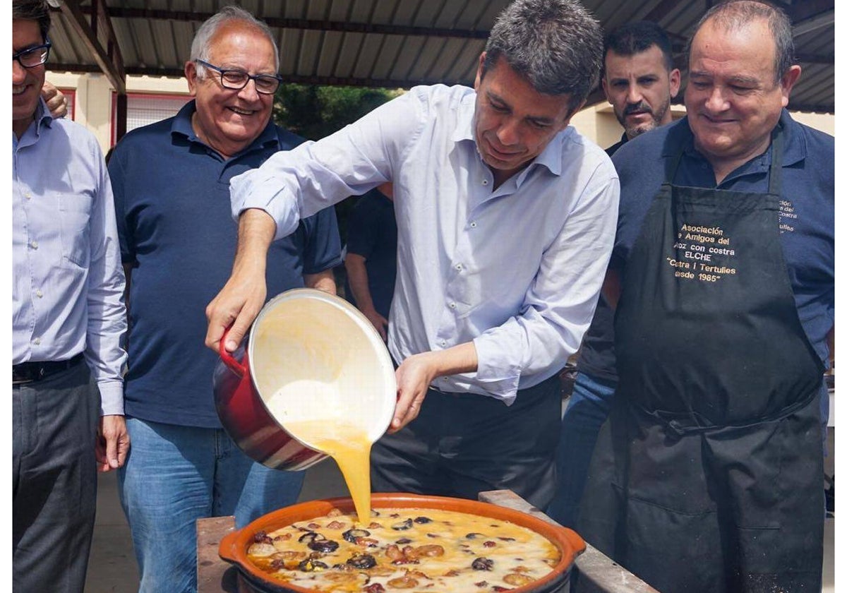 Imagen de Carlos Mazón preparando un arroz con costra alicantino