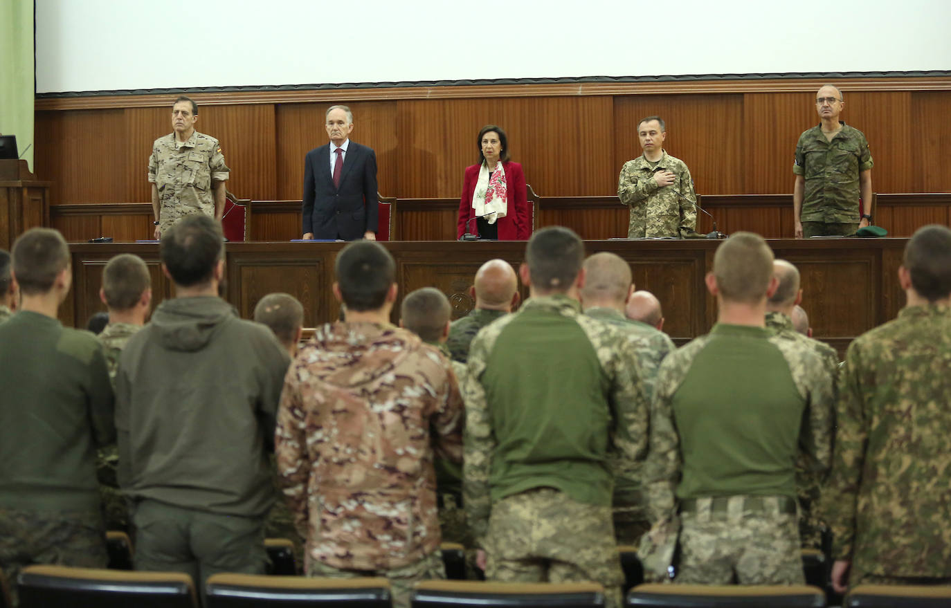 La ministra de Defensa despide a los sanitarios ucranianos