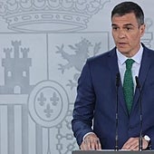 Sánchez se salta la Constitución: anuncia la disolución de las Cortes antes de reunir al Consejo de Ministros