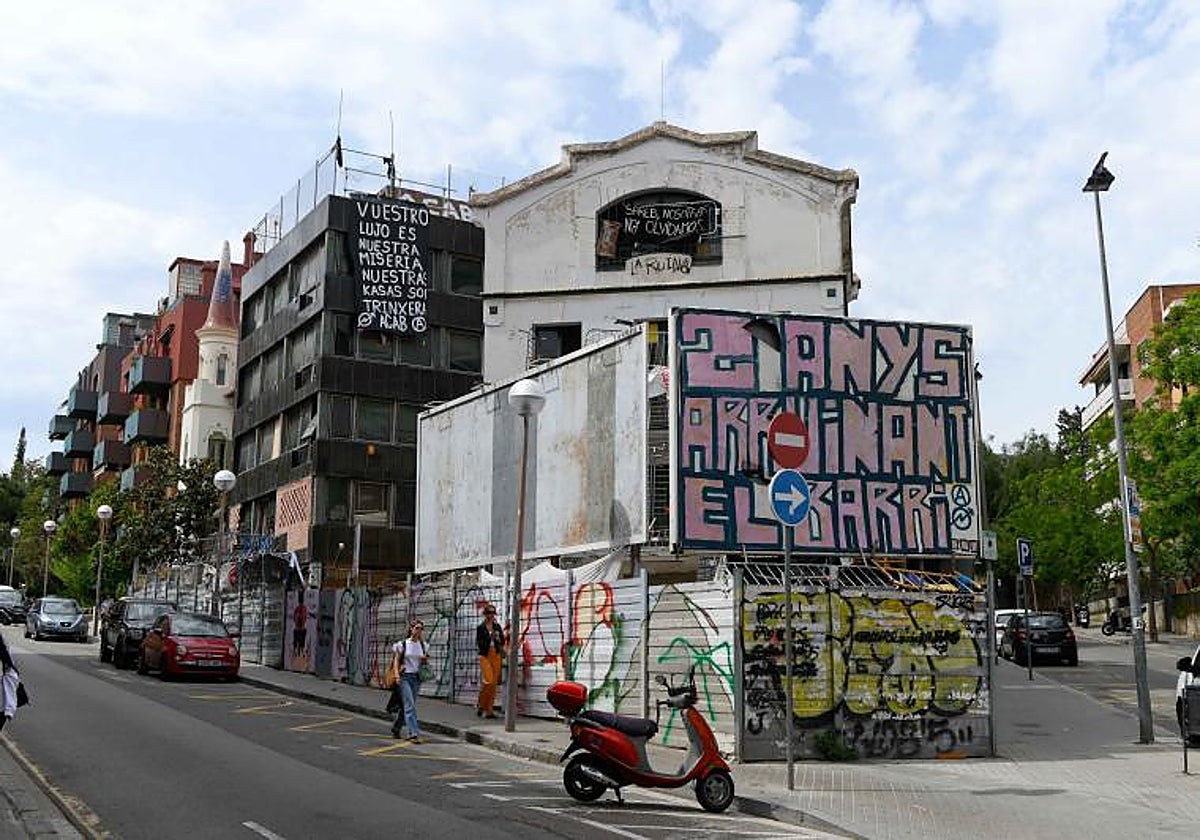 Las dos casas okupadas de la Bonanova, en la zona alta de Barcelona