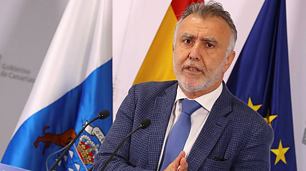 El presidente de Canarias en funciones, Ángel Víctor Torres con la bandera de fondo /