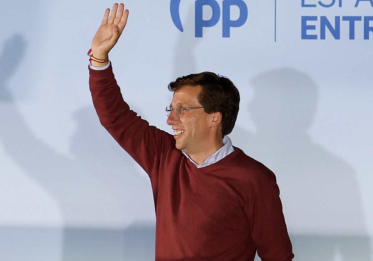 El alcalde en funciones de la capital, José Luis Martínez-Almeida, celebra su victoria el 28M