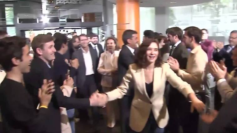 Aplausos a Feijóo a su llegada a 'Génova', a ritmo de Los Ramones