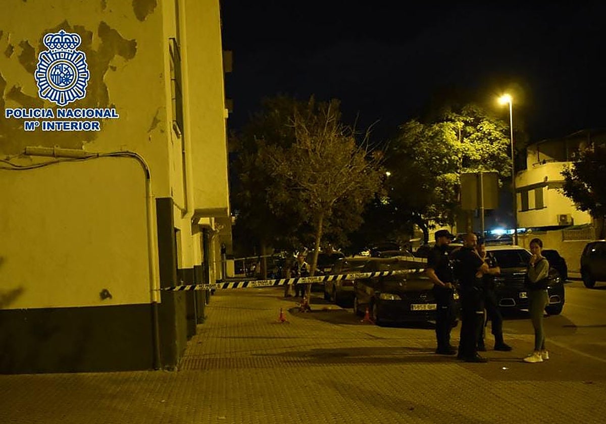 Agentes en el lugar donde fue asesinado este joven de Algeciras