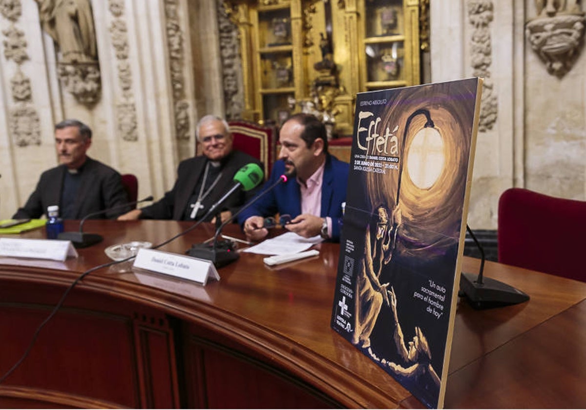 El vicario general, Jesús Daniel Alonso Porras; el obispo, Demetrio Fernández; y Daniel Cotta, junto al cartel de la obra