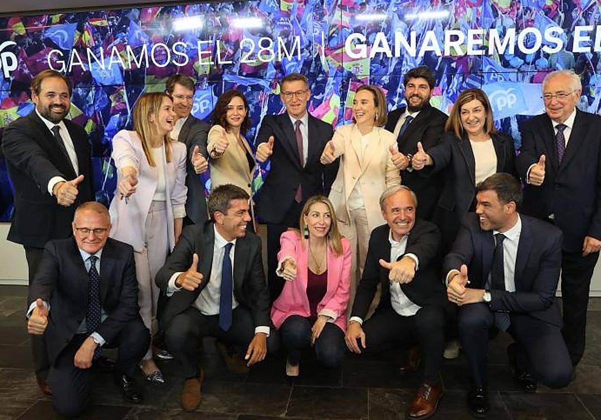 El presidente del PP, Alberto Núñez Feijóo, junto a sus barones territoriales este martes en Génova
