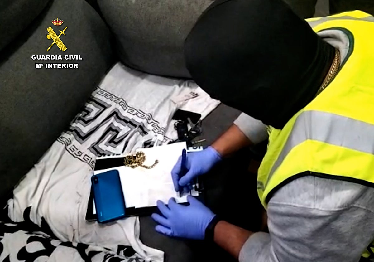 Según relató la Guardia Civil en el informe, el hombre fue golpeado en la cabeza con violencia por los asaltantes