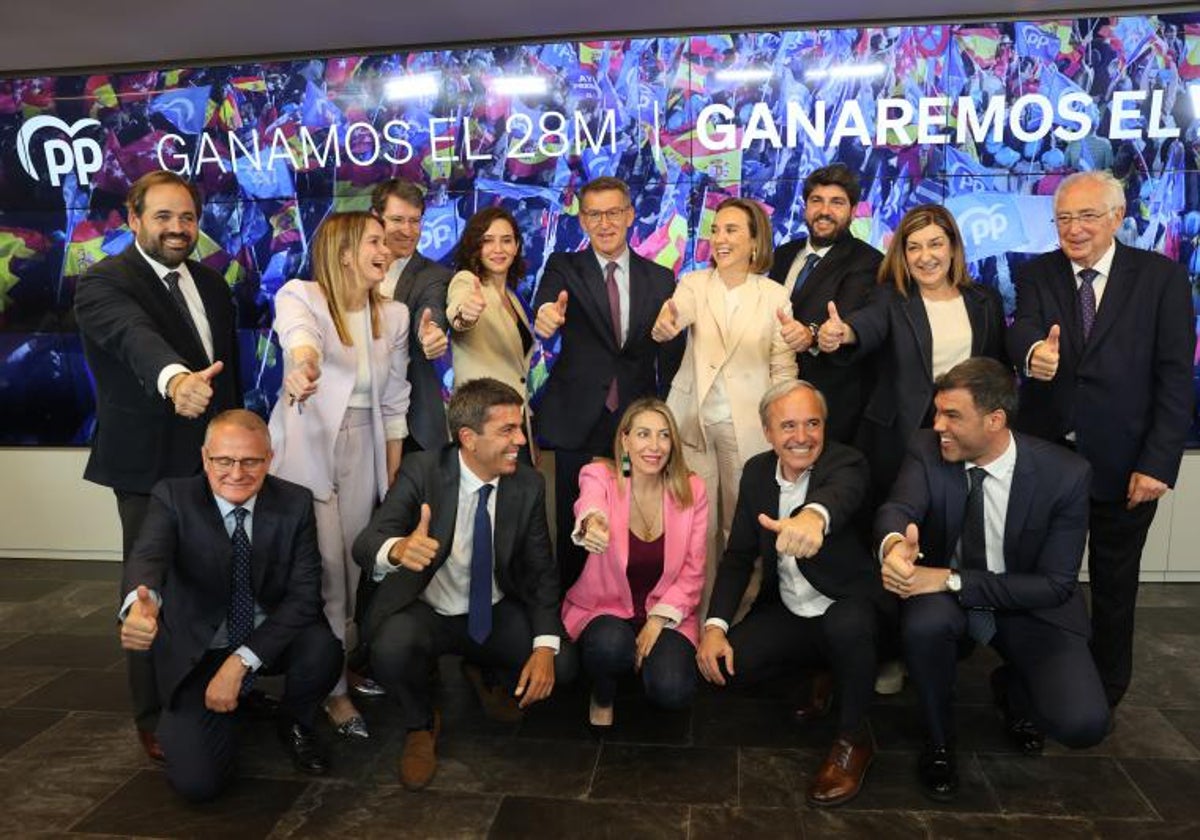 Los líderes territoriales del PP posan ayer en Génova junto a Alberto Núñez Feijóo