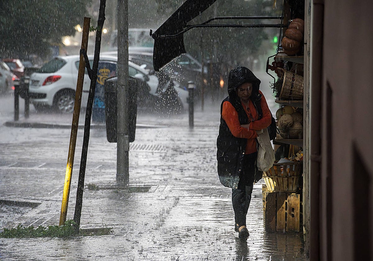 Una mujer camina bajo la intensa lluvia del lunes, en Madrid