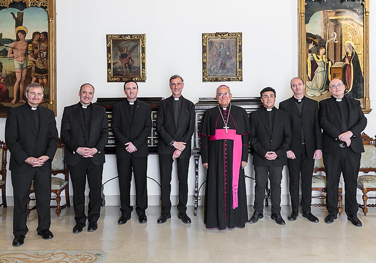 El obispo de Córdoba posa con los nuevos cargos que han tomado posesión