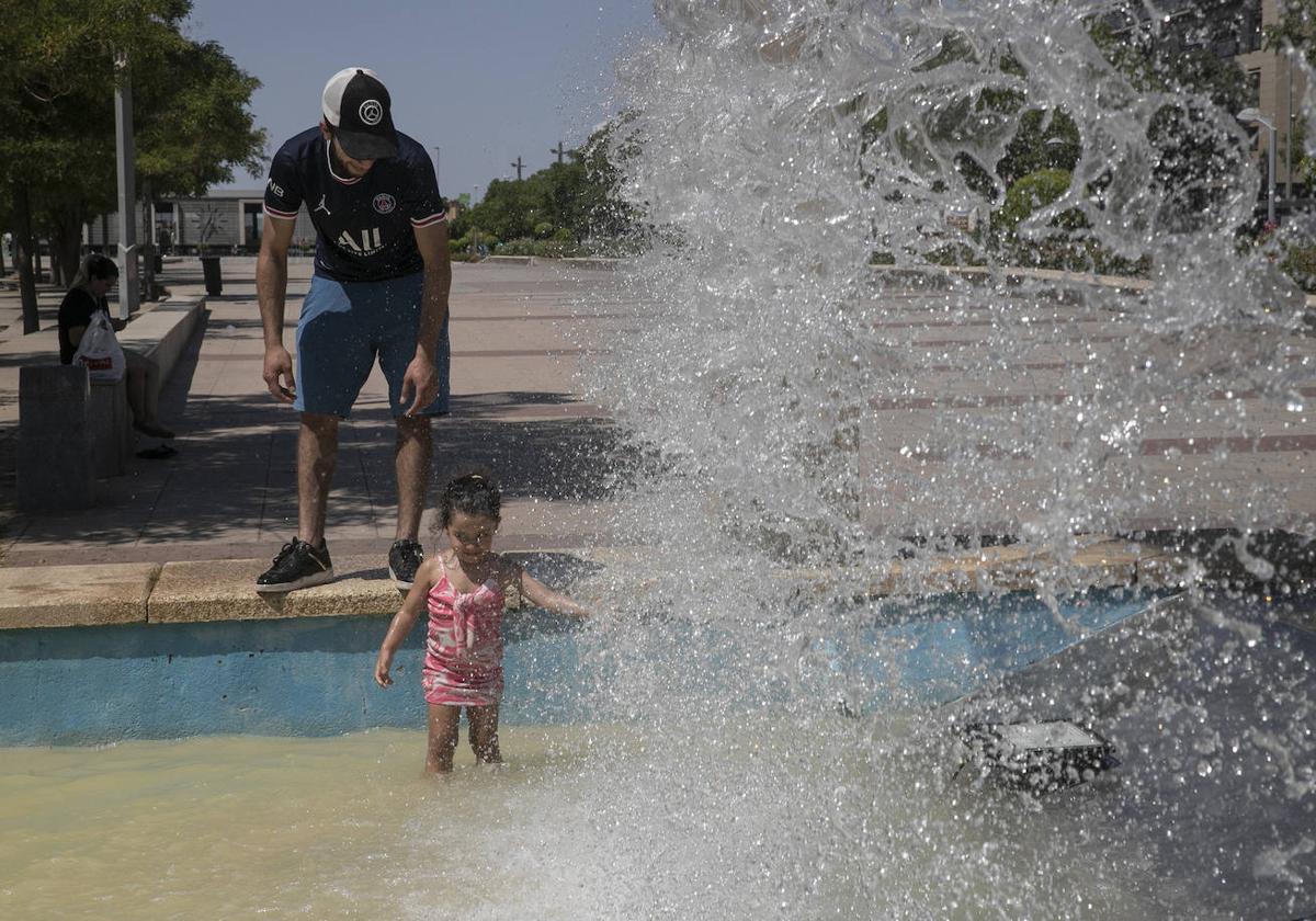 Una niña se refresca en una de las fuentes del Vial Norte durante la ola de calor de julio de 2022