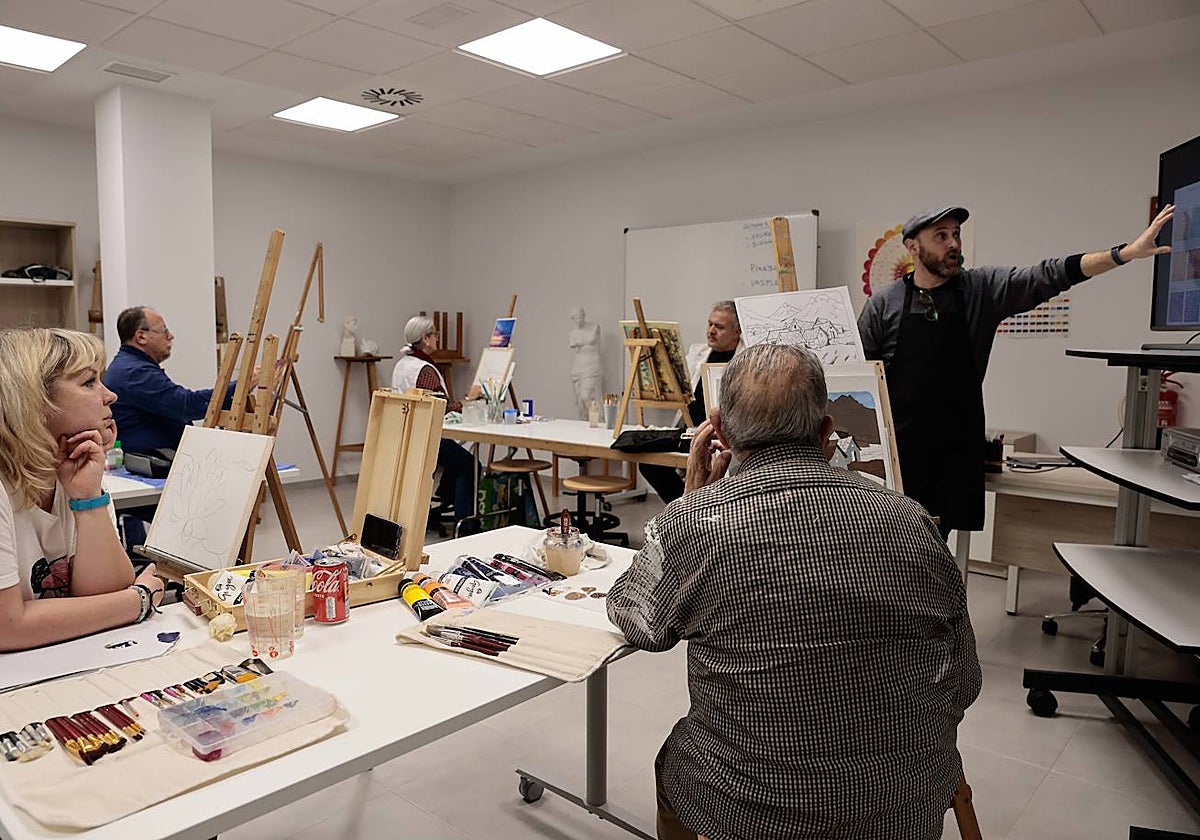 Imagen de un profesor con sus alumnos en una de las actividades de la UP en Valencia