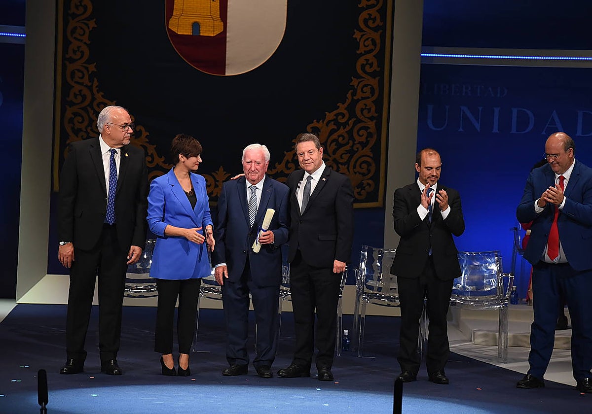 García-Page y el resto de autoridades en la entrega de uno de lo spremios