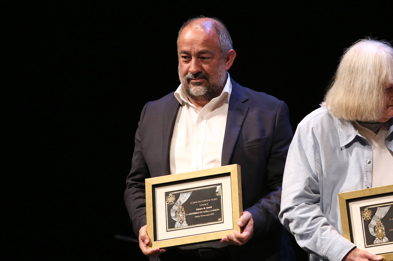 El rector José Julián Garde recibió el premio de la Universidad de Castilla-La Mancha