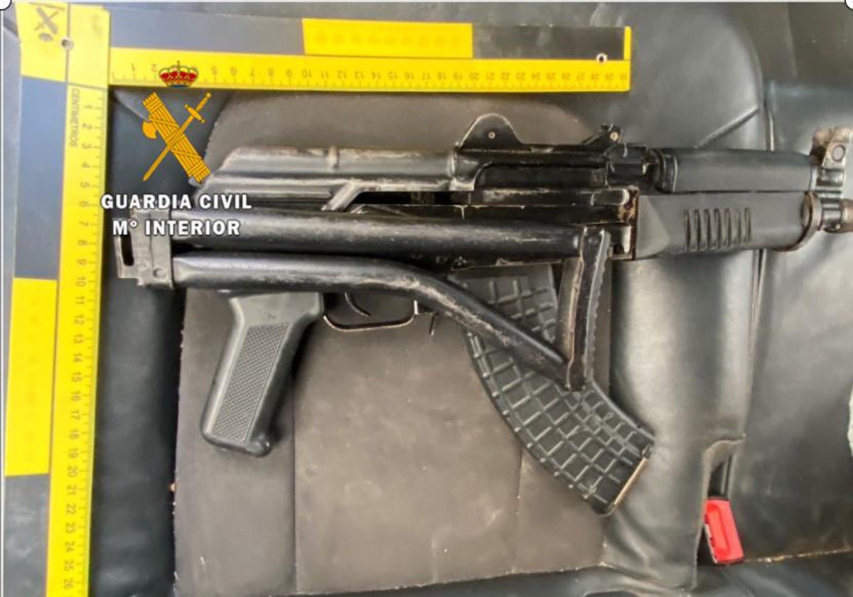 El subfusil AK-47 incautado con el que hacían los ataques