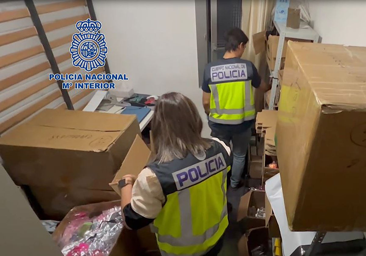 Los agentes durante el registro de la operación Capuchas