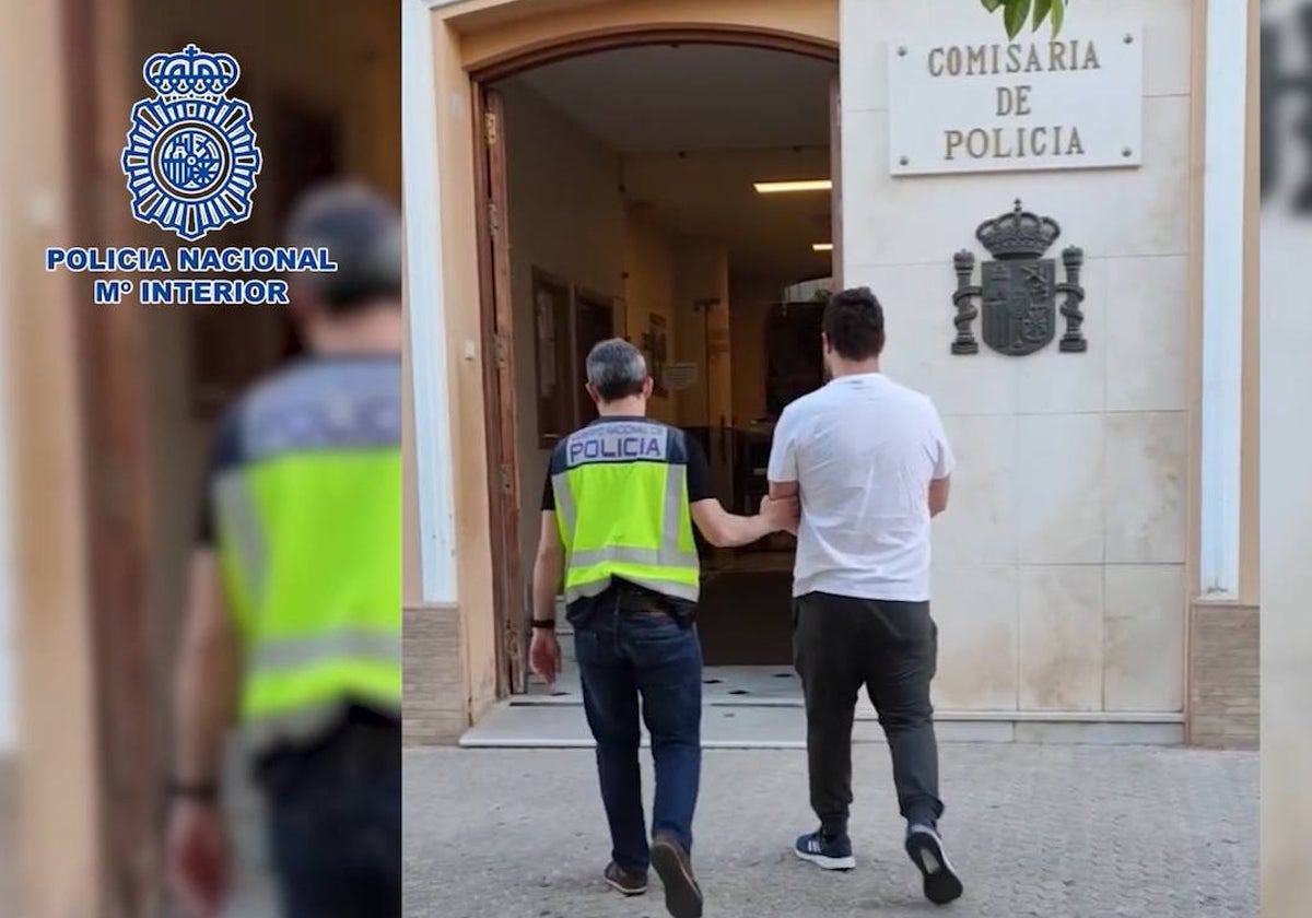 Traslado del detenido a la comisaría de Morón de la Frontera (Sevilla)