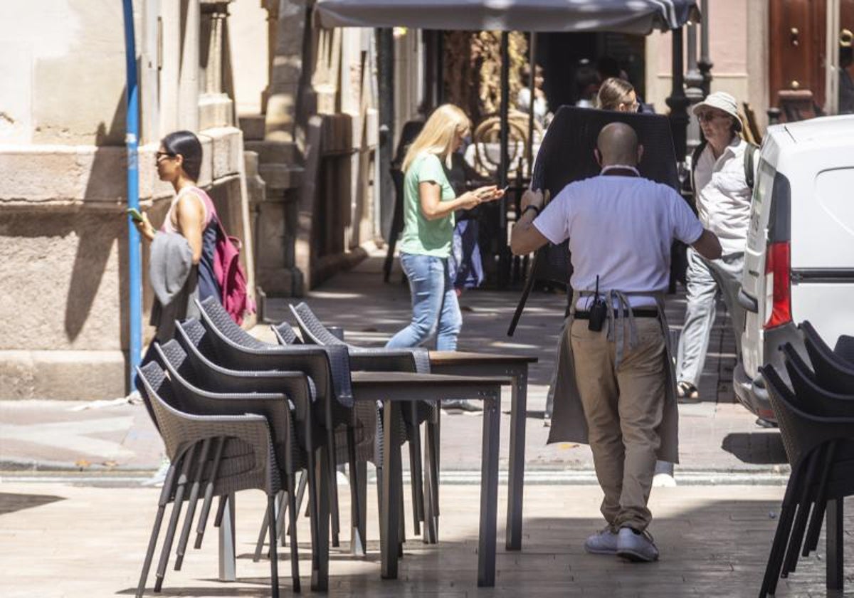 Un trabajador del sector hostelero en la Costa Blanca alicantina