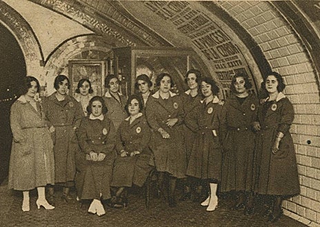 Imagen secundaria 1 - Arriba, boca de Metro cerca de la Puerta de Alcalá, en 1933. Abajo, izquierda, taquilleras en 1921. Dcha, inauguración de las obras en Sol en 1917