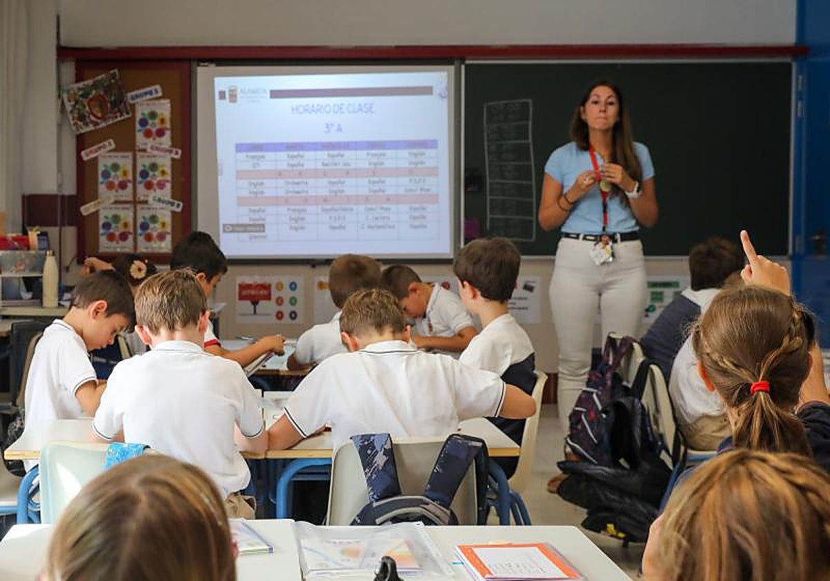 Escolares en clase con su docente