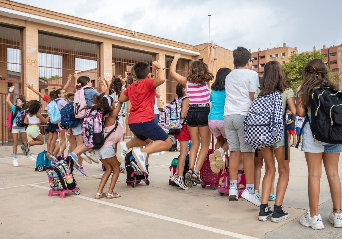 Los niños de un colegio saltan festejando su regreso