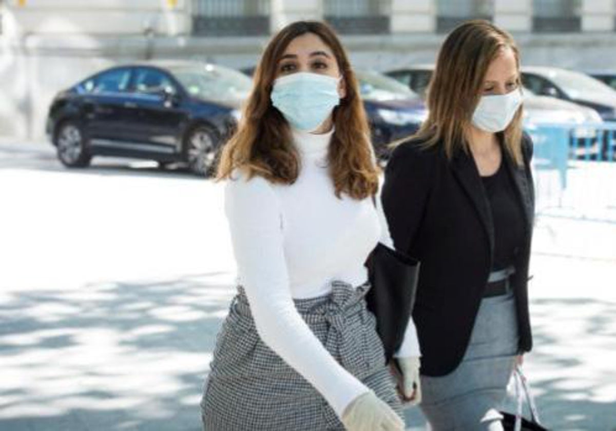 Dina Bousselham y su abogada, Marta Flor, en la Audiencia Nacional