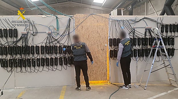 Imagen de la Guardia Civil frente a los generadores eléctricos utilizados para el cultivo de marihuana