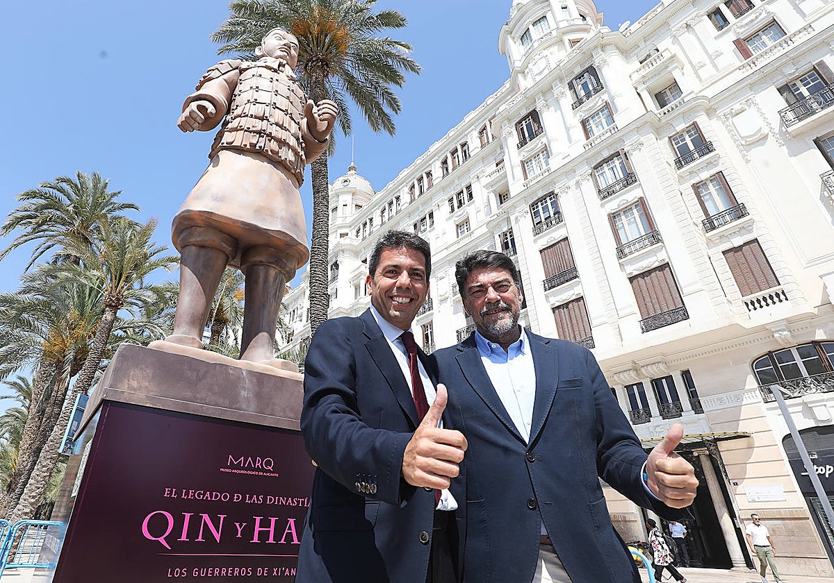 Imagen de Carlos Mazón y el alcalde de Alicante, Luis Barcala, frente a la flamante estatua