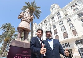 Carlos Mazón visita la figura gigante del guerrero de Xi'an que ya luce en el paseo de La Explanada de Alicante