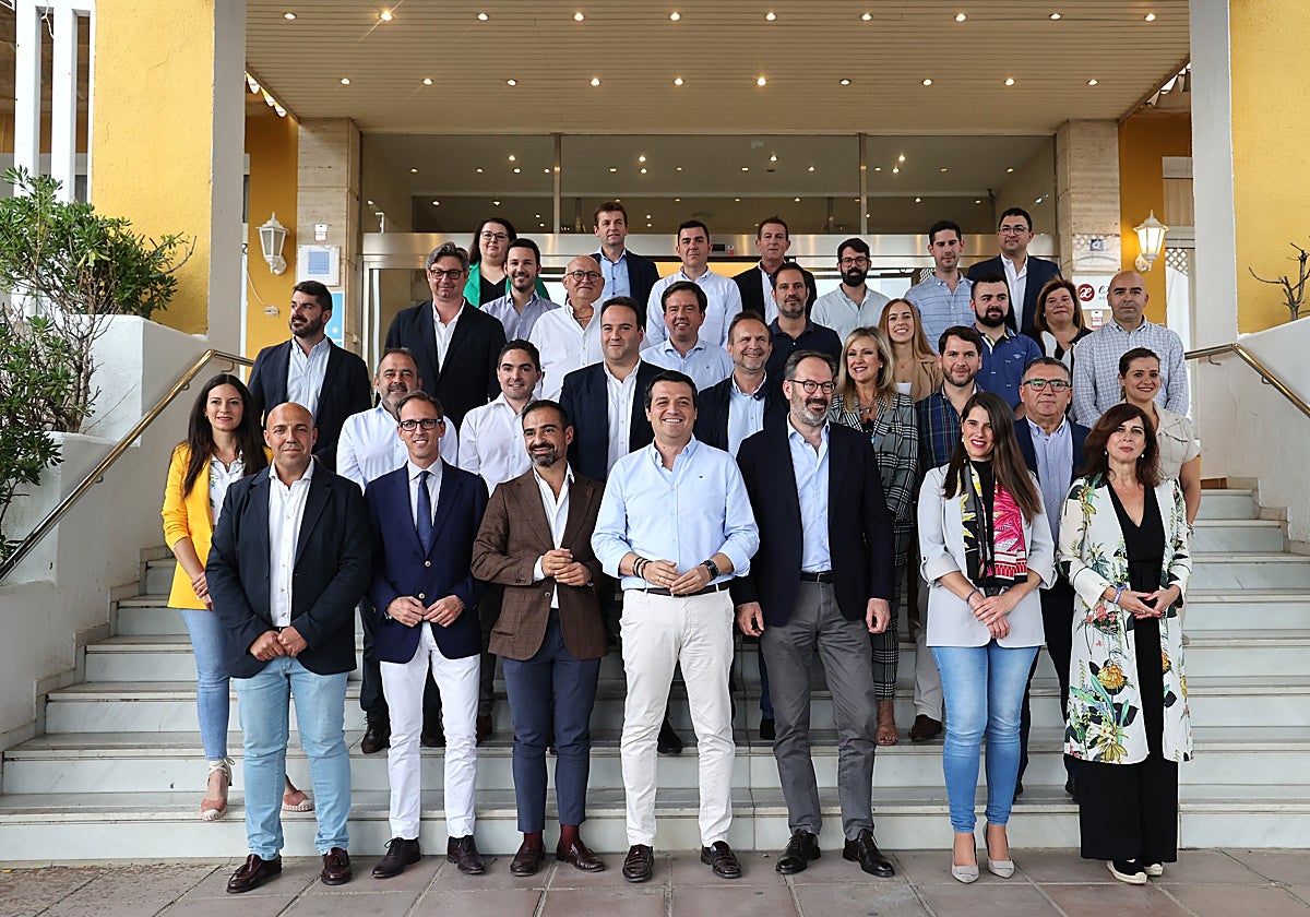 Bellido y Molina en el centro de la primera fila antes de la junta directiva