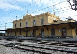 Dos niños, de 13 y 14 años, sufren heridas al subir al techo de un vagón y «tocar la catenaria» en la estación de tren de La Roda