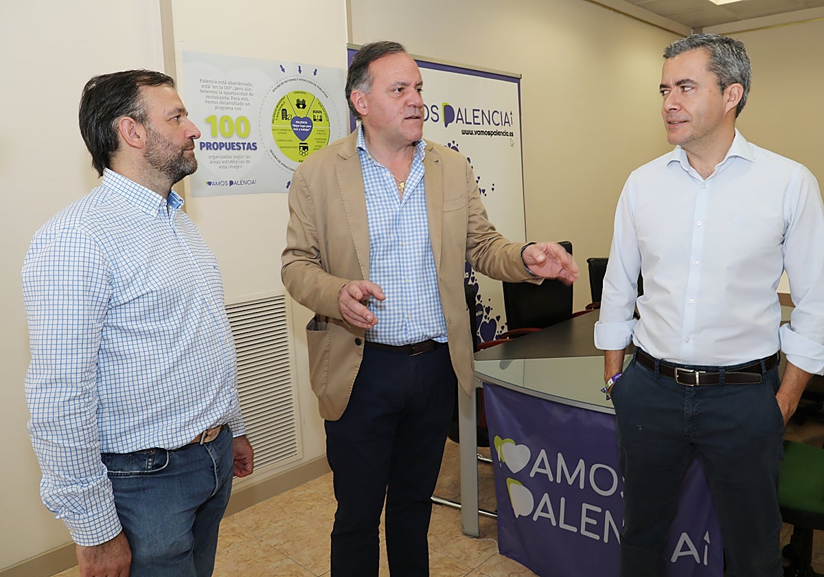 El candidato de ¡Vamos Palencia! a la Alcaldía de la ciudad, Domiciano Curiel, junto al número 2, Diego Lamoneda, y Rafael Carreño,