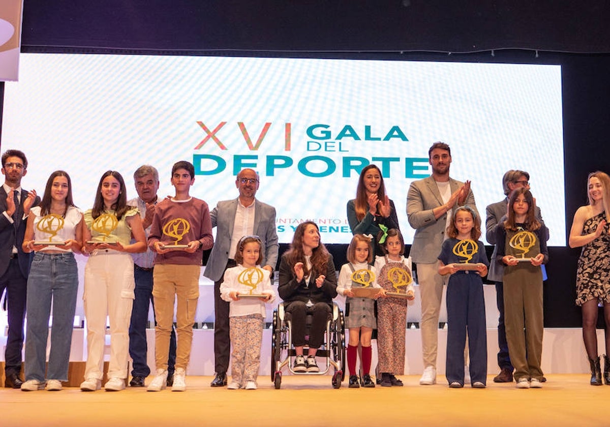 Foto de familia de los premiados con el alcalde en funciones Jesús Pérez