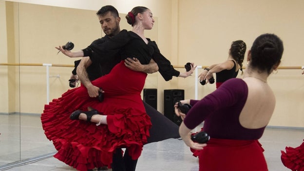 Sara Estades y otros jóvenes bailarinas entrenan en Eszena