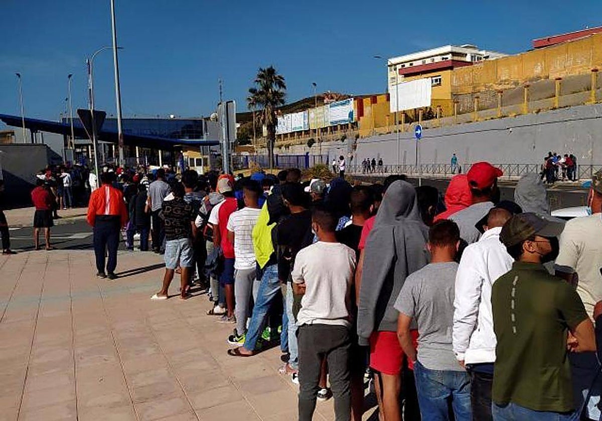 Cientos de personas ante la oficina de Asilo y Refugio de la frontera del Tarajal en Ceuta