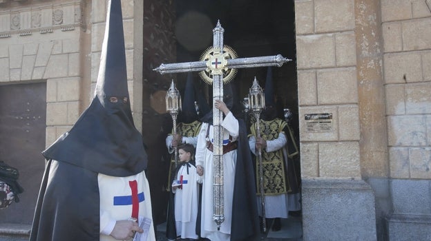 Cruz de guía y faroles de acompañamiento de la cofradía