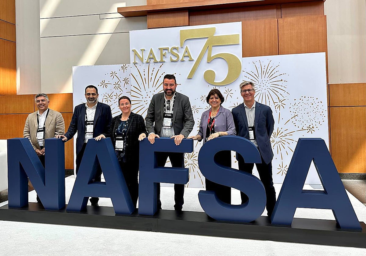 Imagen de varios miembros de la delegación alicantina en uno de los encuentros de trabajo