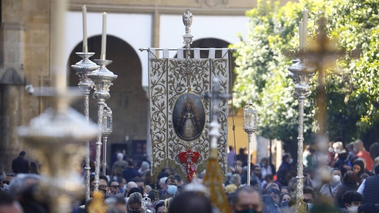 El Simpecado del Rocío de Córdoba se retira del culto hasta septiembre para su restauración
