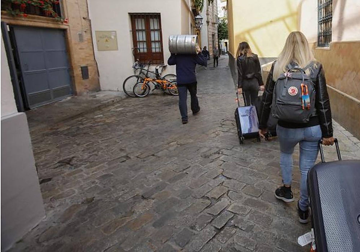 Turistas en una calle de Sevilla