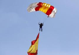 La cabo Carmen Gómez Hurtado, la primera mujer en hacer el salto con la bandera de España el día de las Fuerzas Armadas