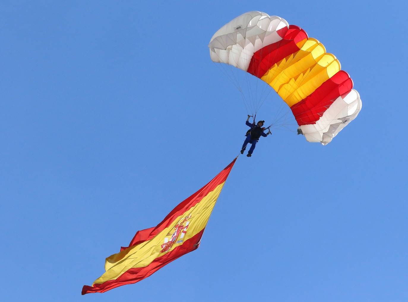 María del Carmen Gómez Hurtado, la mujer paracaidista acrobática y boina verde del Ejército del Aire y del Espacio