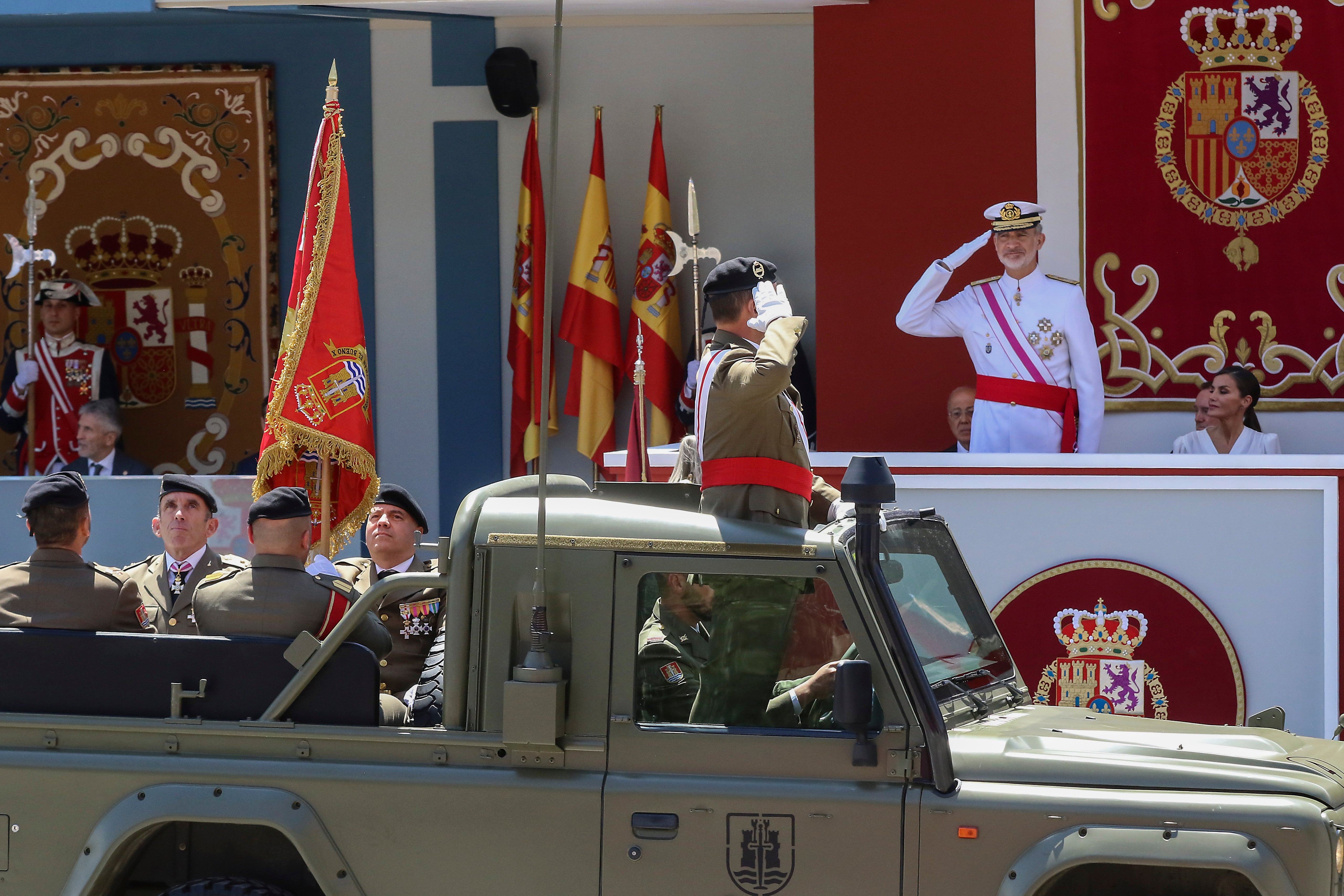 Los reyes, Felipe y Letizia durante el desfile del Día de las Fuerzas Armadas