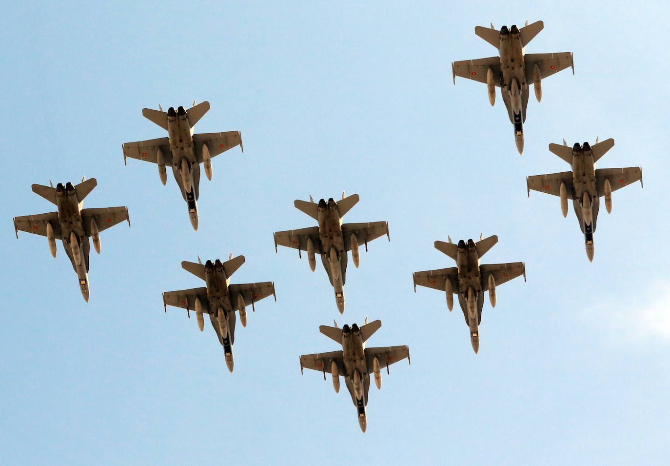 Una patrulla aérea durante el desfile del Día de las Fuerzas Armadas en Granada