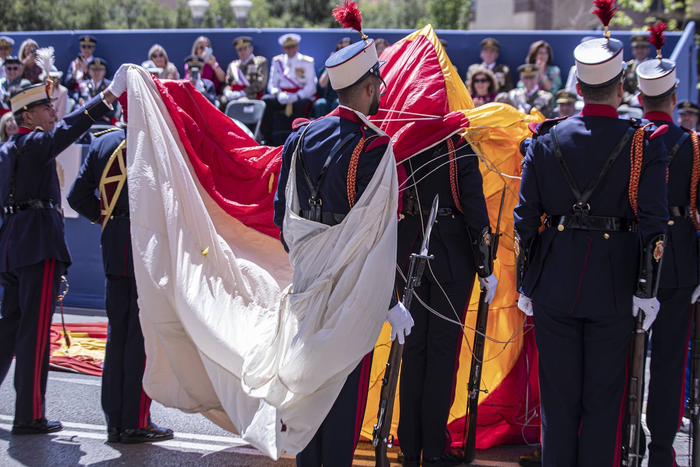 La cabo paracaidista Carmen Gómez Hurtado tras aterrizar con una bandera de España de 15 kilos de peso y 53 metros cuadrados, durante el desfile del Día de las Fuerzas Armadas